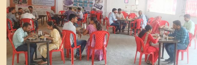 मित्रम रसोई के डाइनिंग हॉल में भोजन करते परिवार
